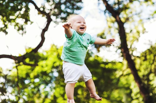 niño riendo en el aire