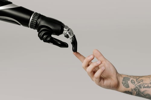 brazo robot toca mano humana