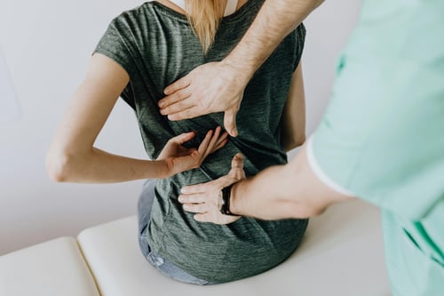 masaje en la espalda de una mujer