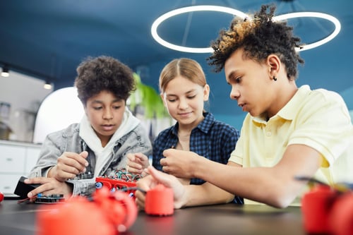 niños juegan con robots
